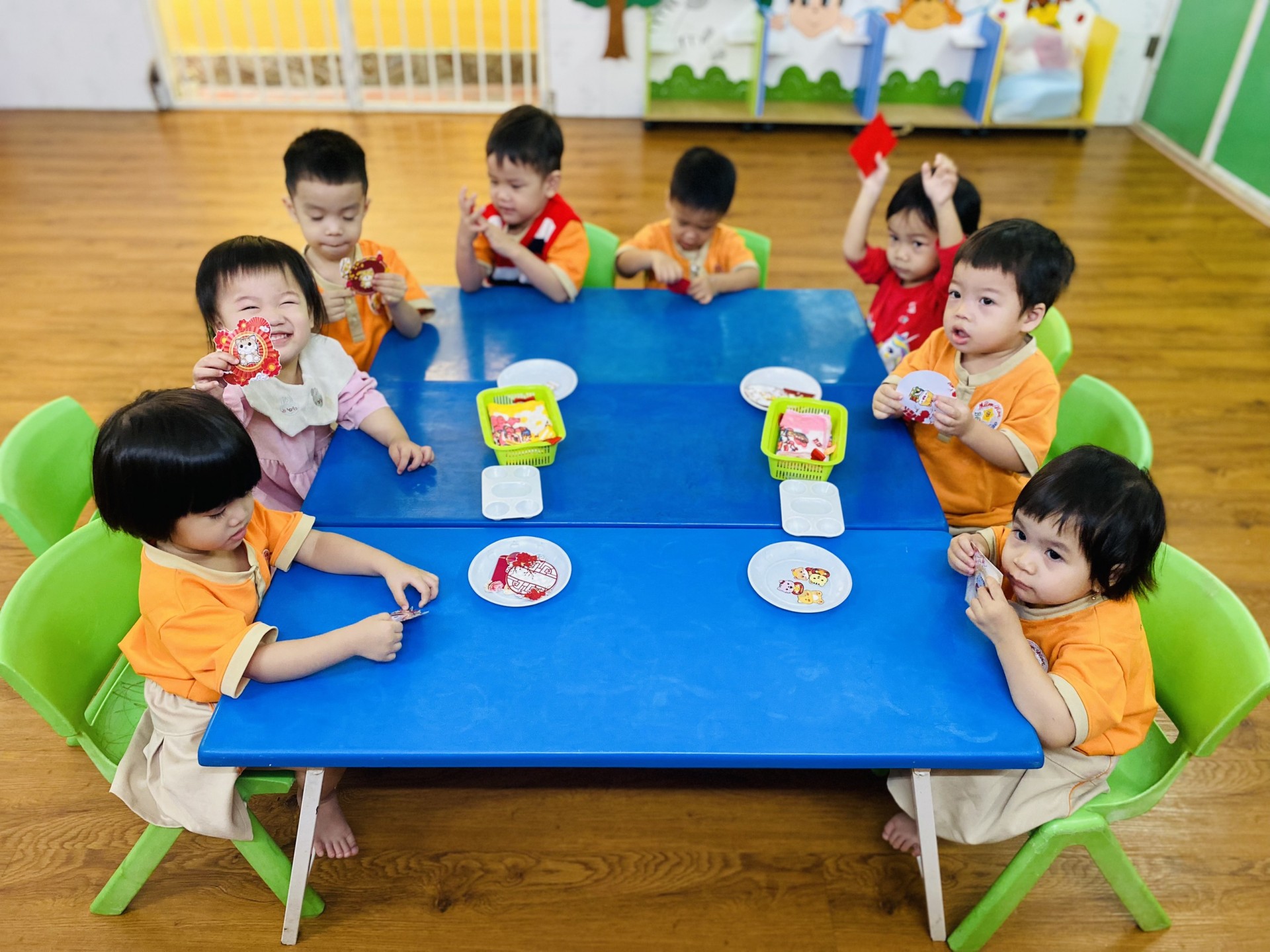 BÉ TRANG TRÍ TẾT 2023