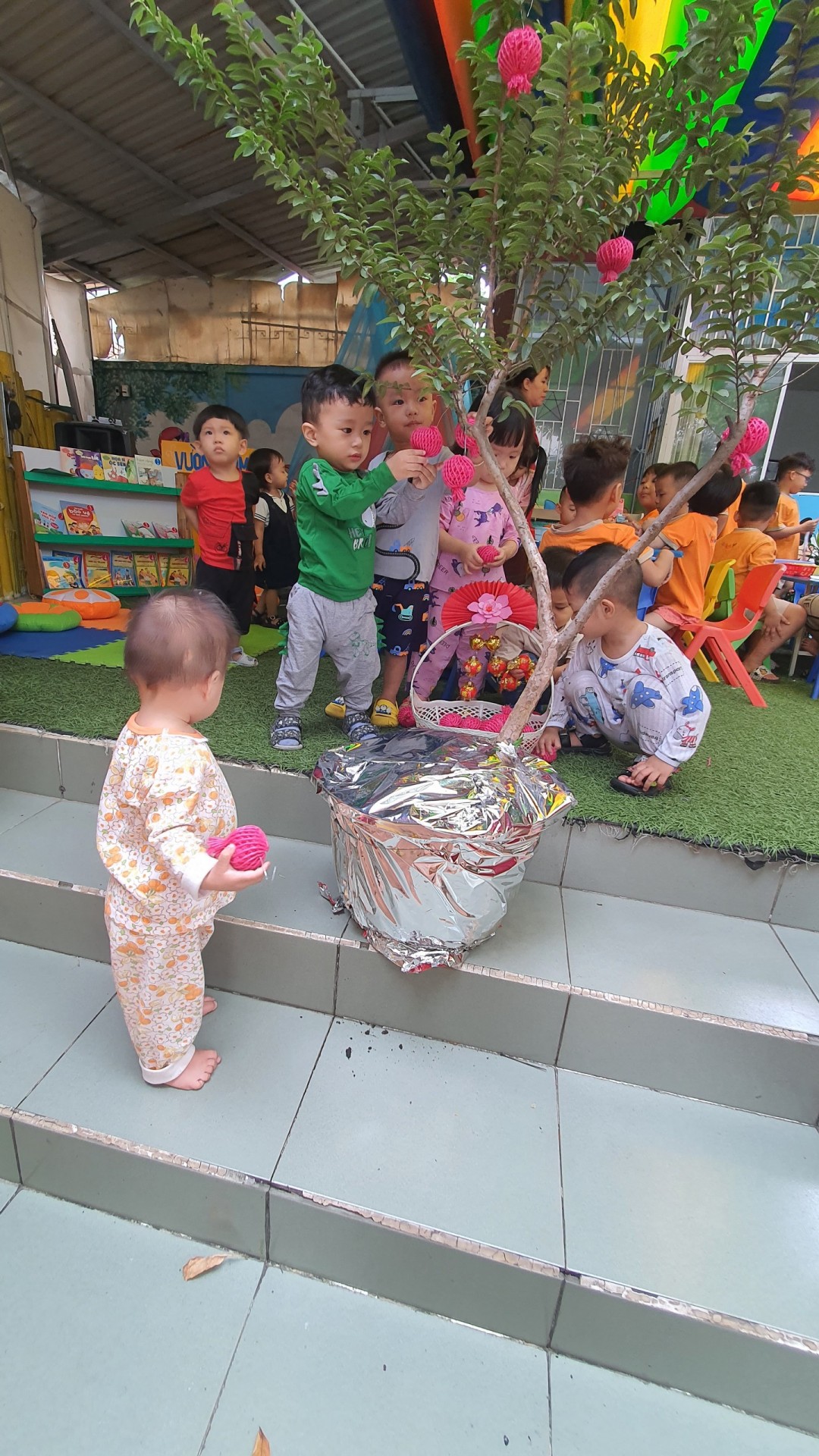 BÉ TRANG TRÍ TẾT 2023