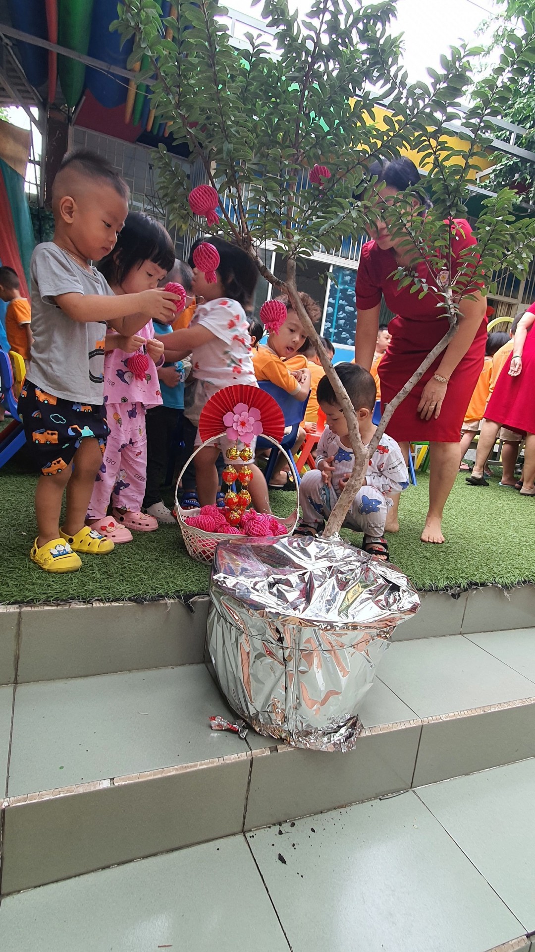 BÉ TRANG TRÍ TẾT 2023