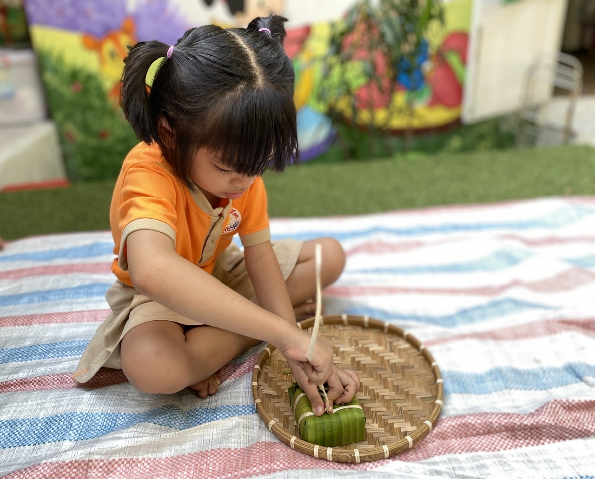 BÉ GÓI BÁNH CHƯNG TẾT 2024