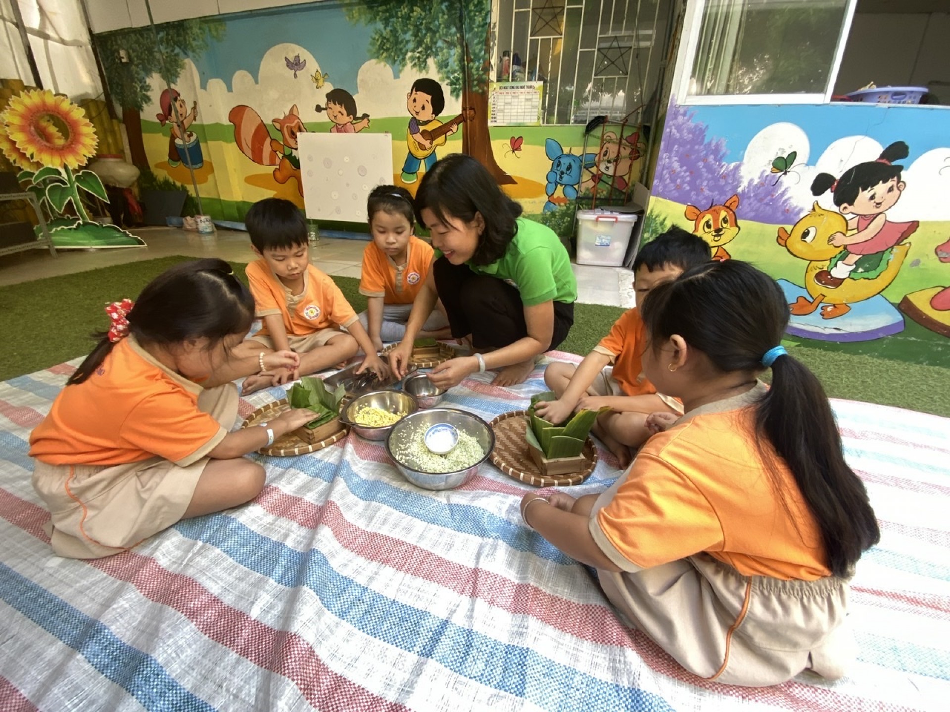 BÉ GÓI BÁNH CHƯNG TẾT 2024