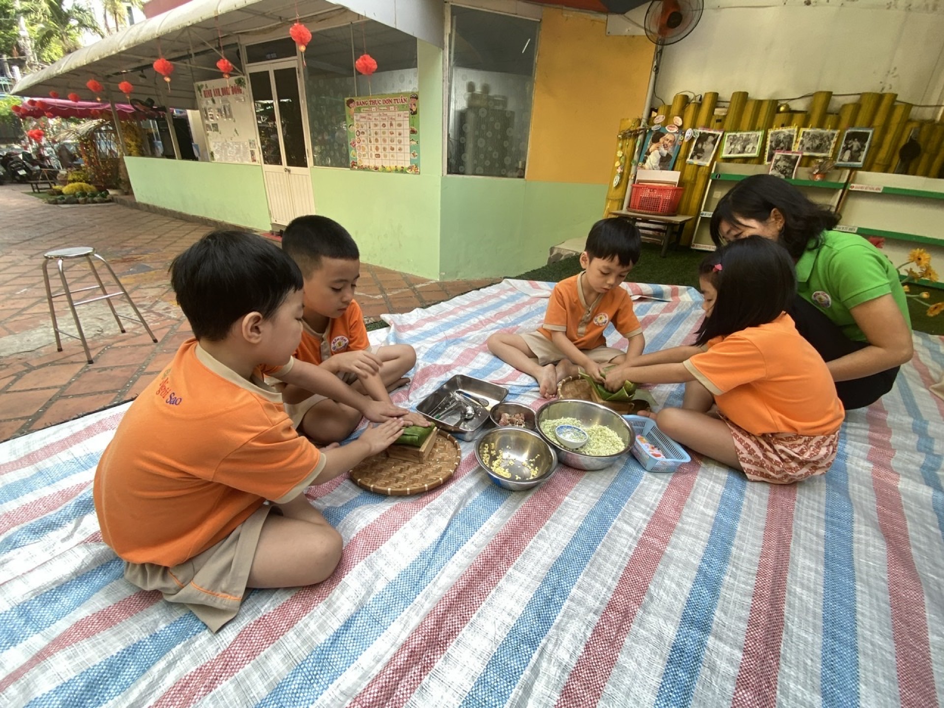 BÉ GÓI BÁNH CHƯNG TẾT 2024