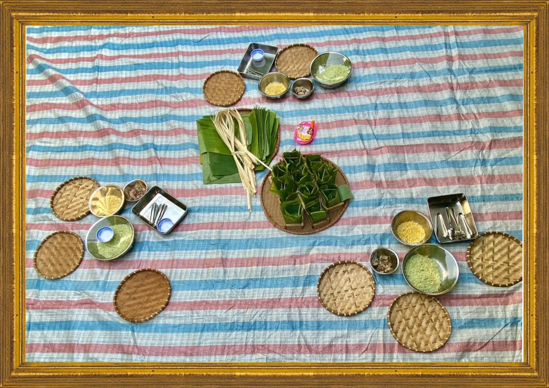 BÉ GÓI BÁNH CHƯNG TẾT 2024