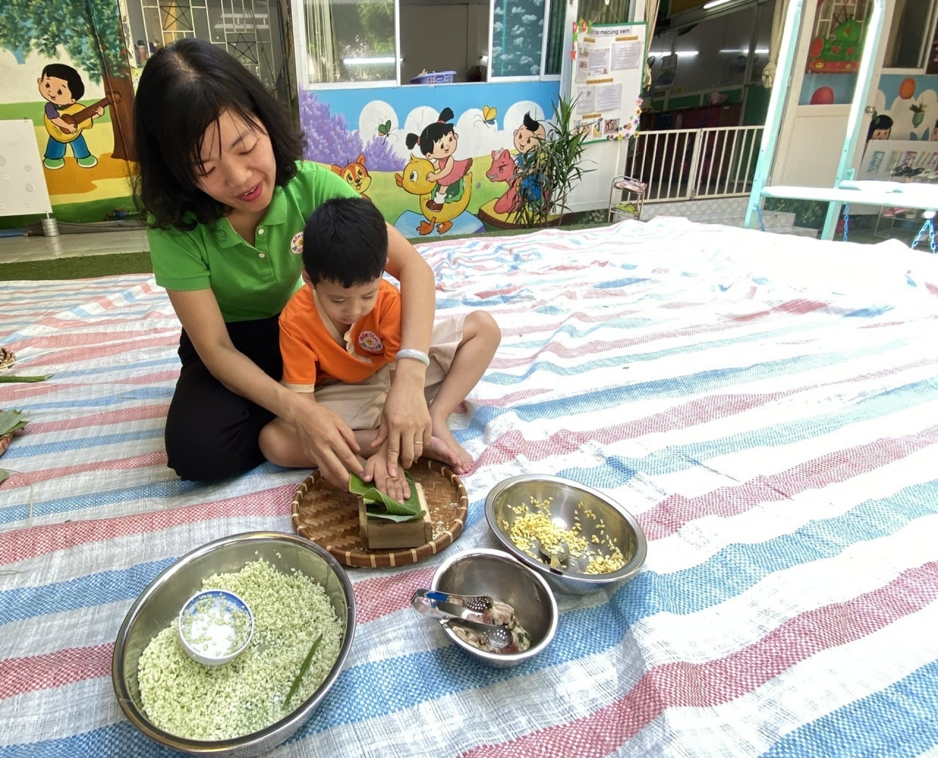 BÉ GÓI BÁNH CHƯNG TẾT 2024