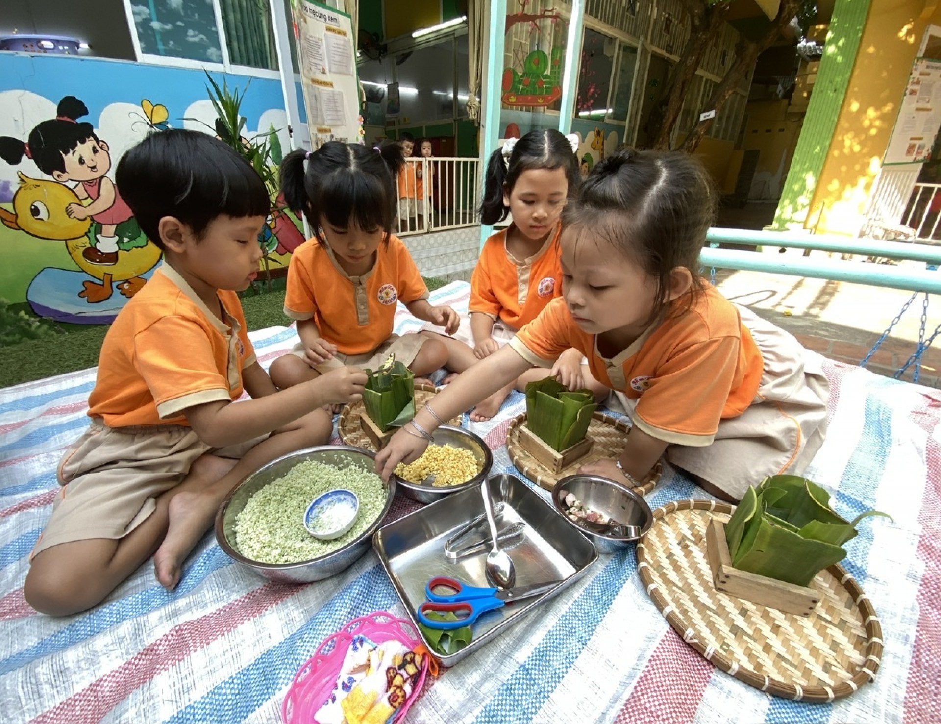 BÉ GÓI BÁNH CHƯNG TẾT 2024