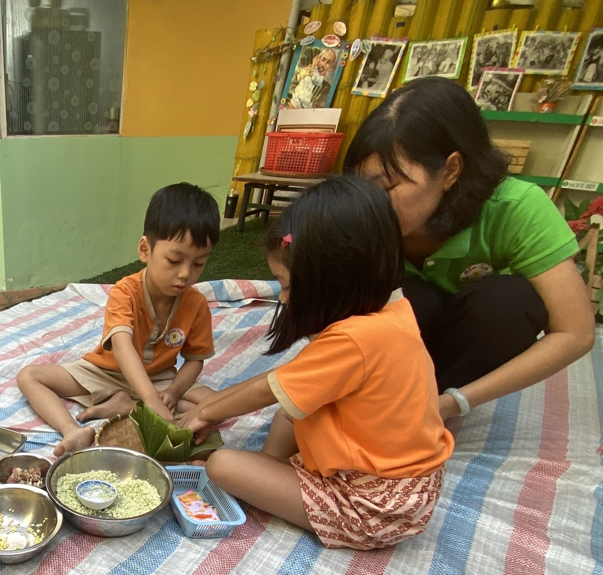 BÉ GÓI BÁNH CHƯNG TẾT 2024