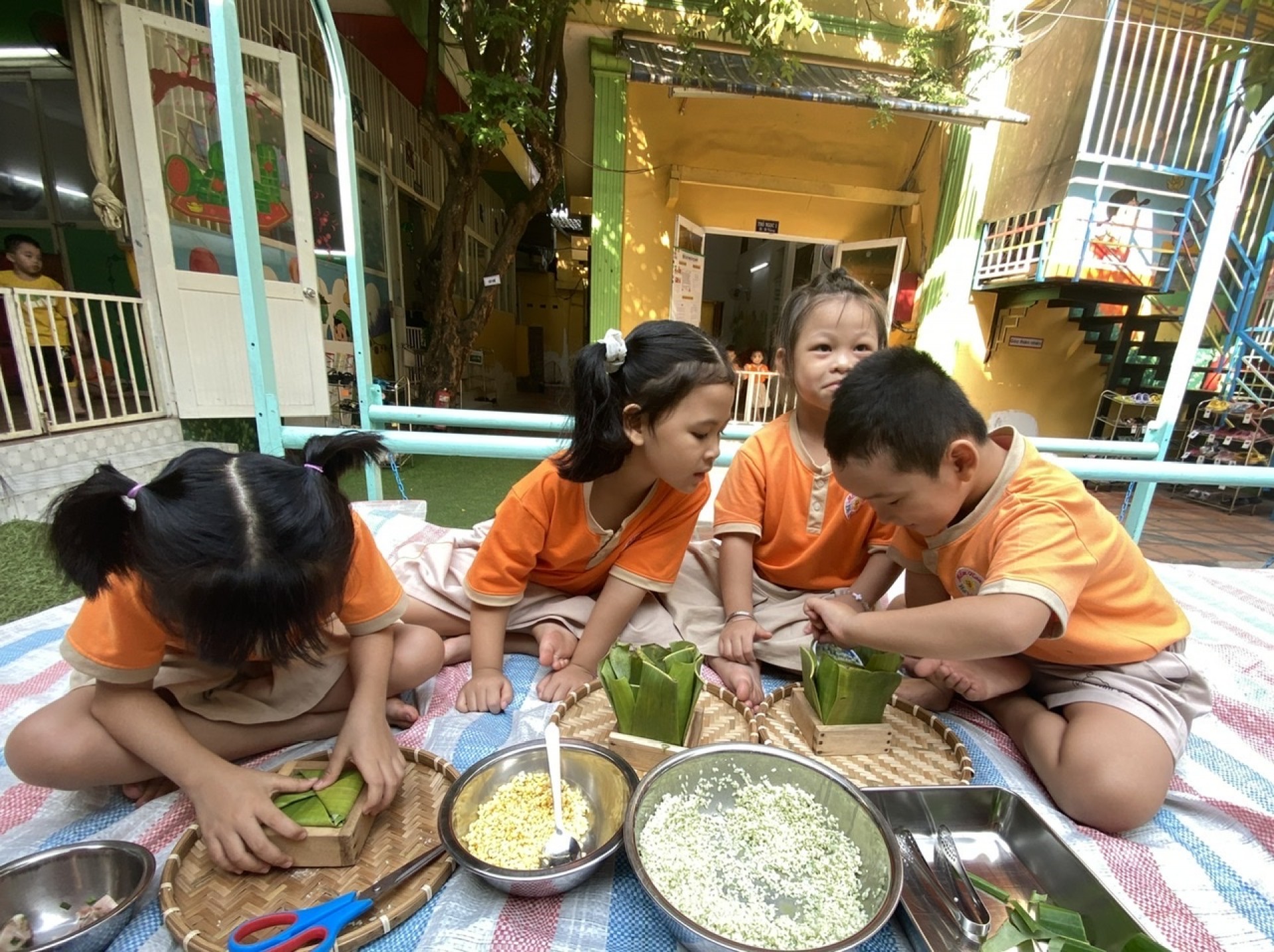 BÉ GÓI BÁNH CHƯNG TẾT 2024