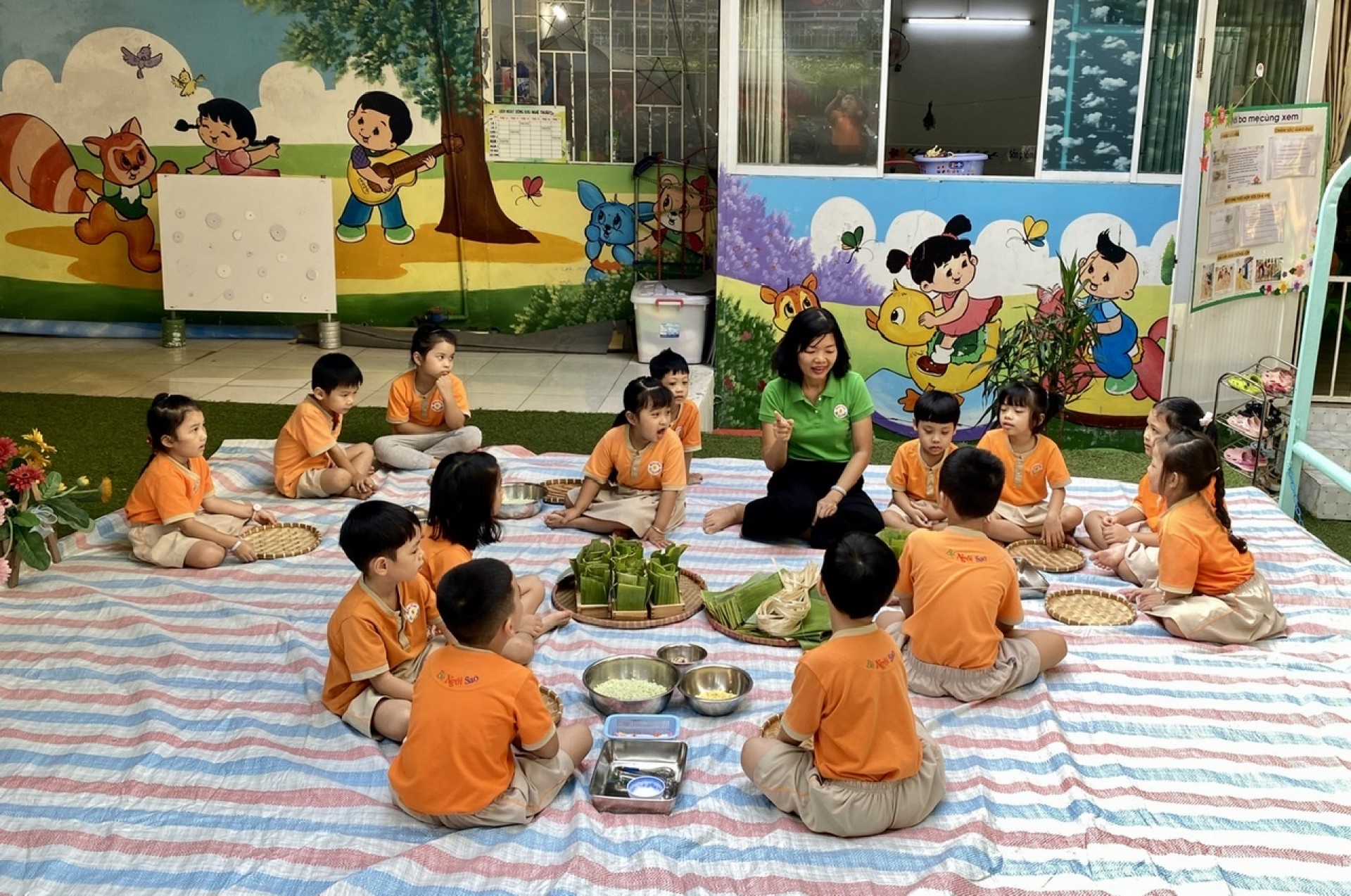 BÉ GÓI BÁNH CHƯNG TẾT 2024