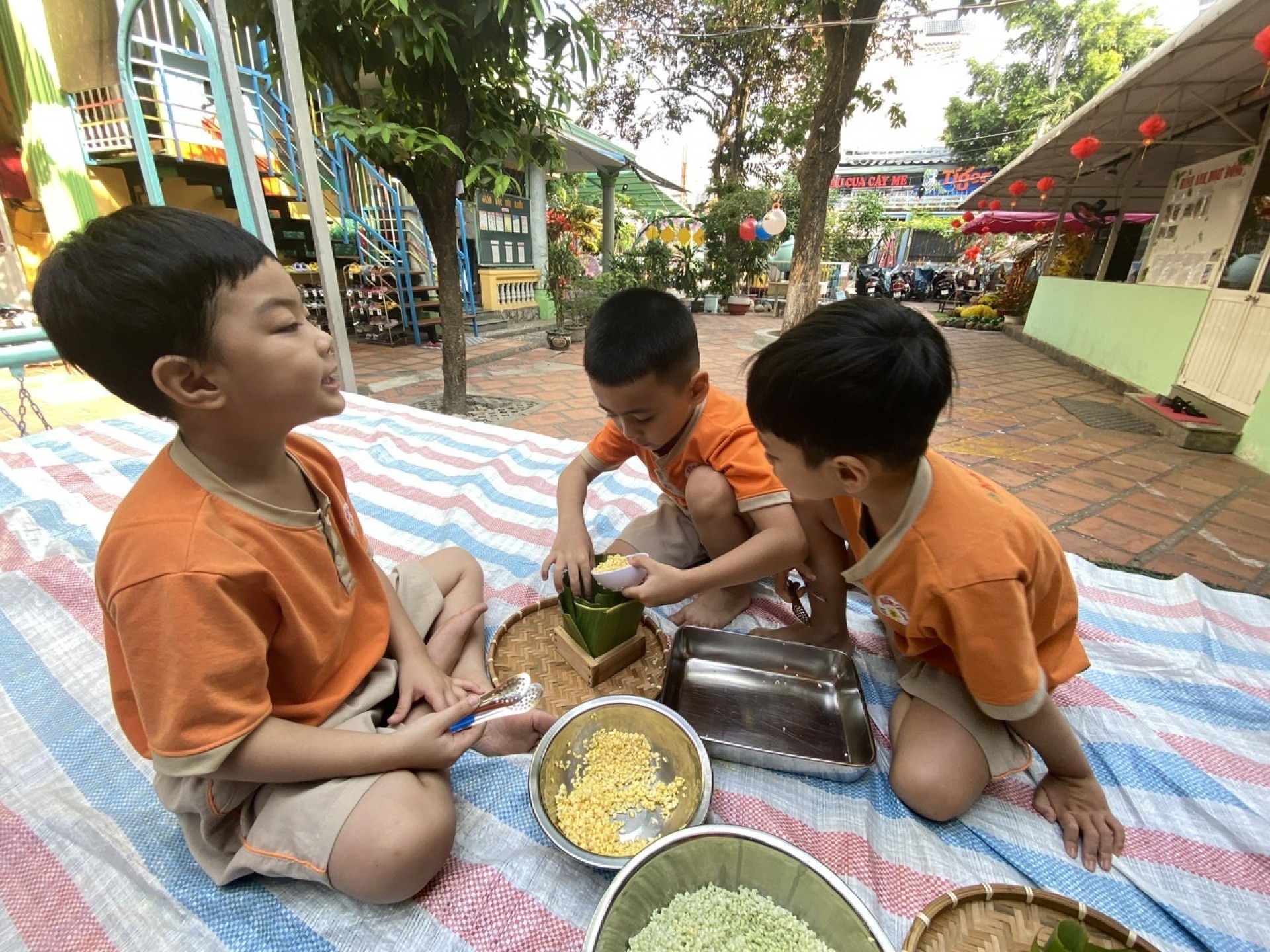 BÉ GÓI BÁNH CHƯNG TẾT 2024