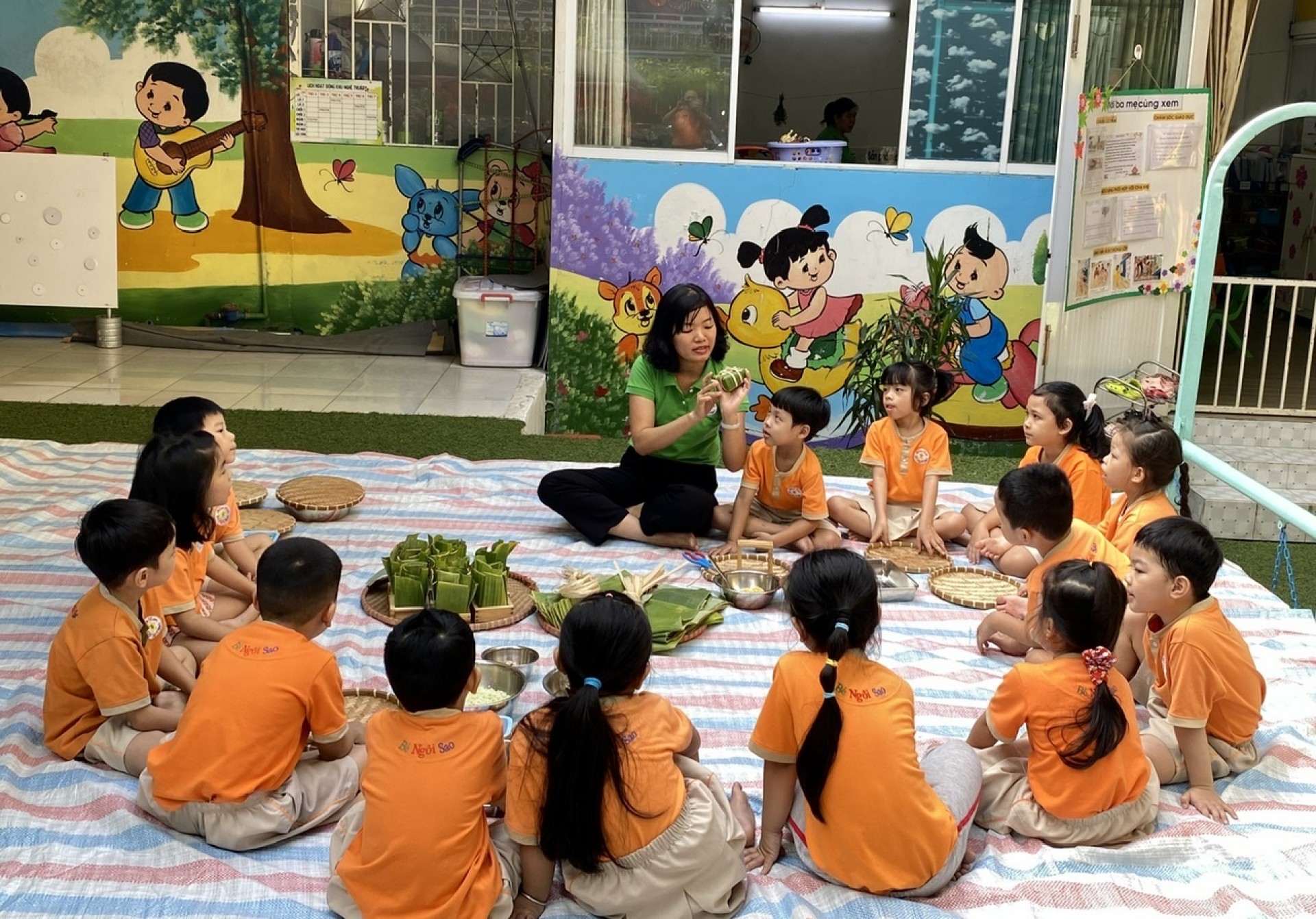 BÉ GÓI BÁNH CHƯNG TẾT 2024