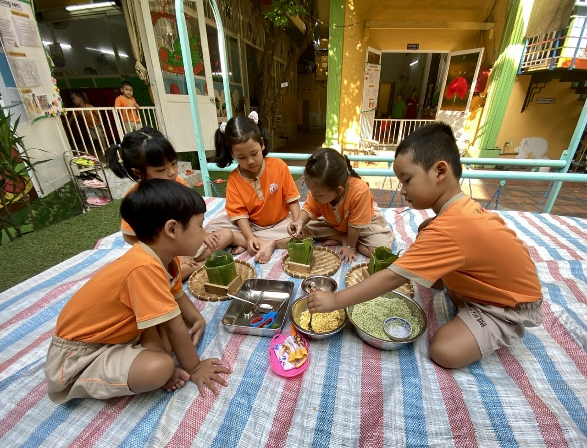 BÉ GÓI BÁNH CHƯNG TẾT 2024