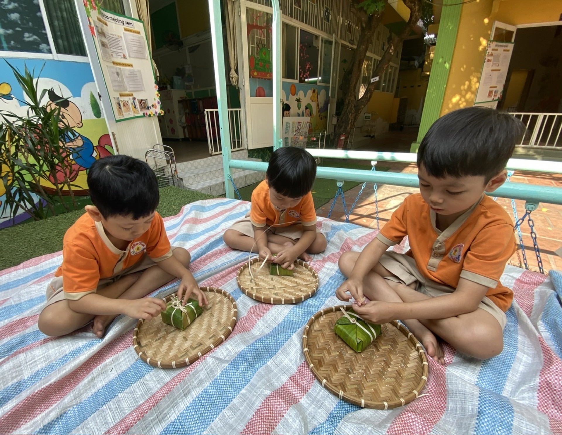 BÉ GÓI BÁNH CHƯNG TẾT 2024