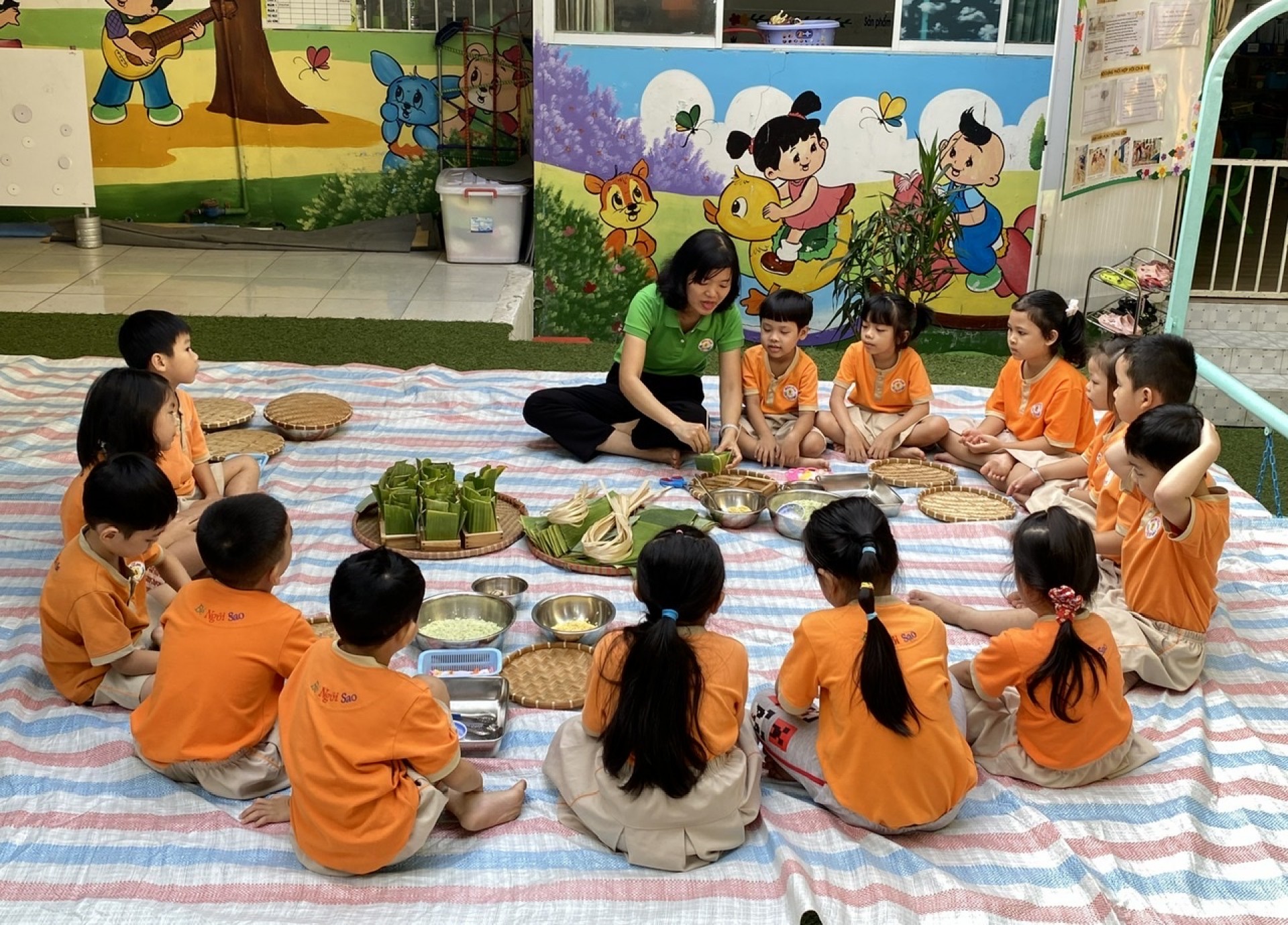 BÉ GÓI BÁNH CHƯNG TẾT 2024