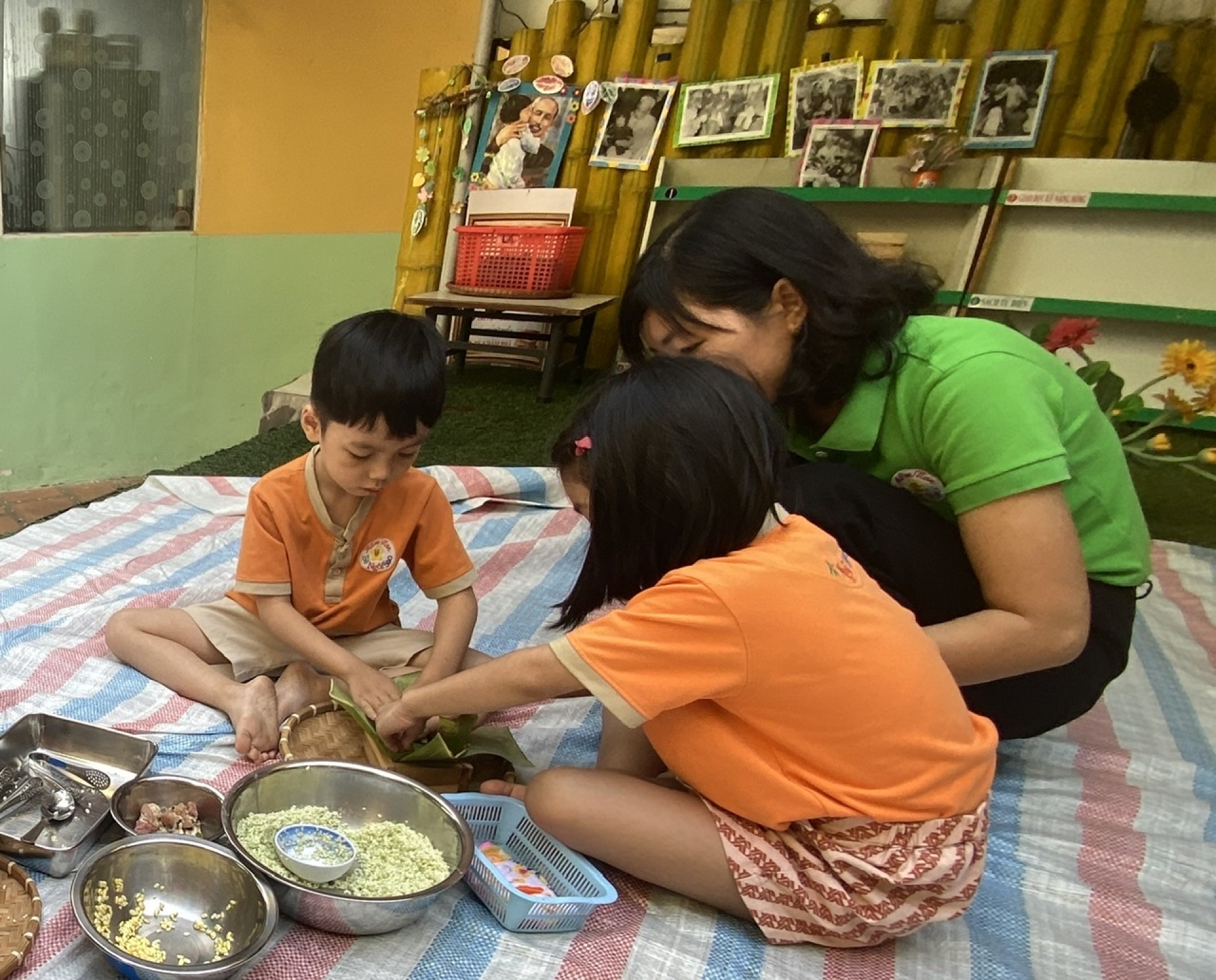 BÉ GÓI BÁNH CHƯNG TẾT 2024