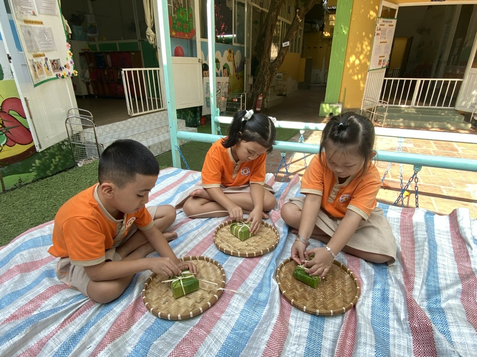 BÉ GÓI BÁNH CHƯNG TẾT 2024