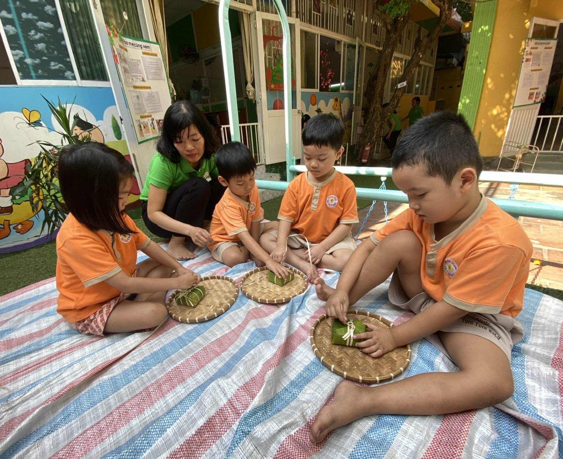 BÉ GÓI BÁNH CHƯNG TẾT 2024