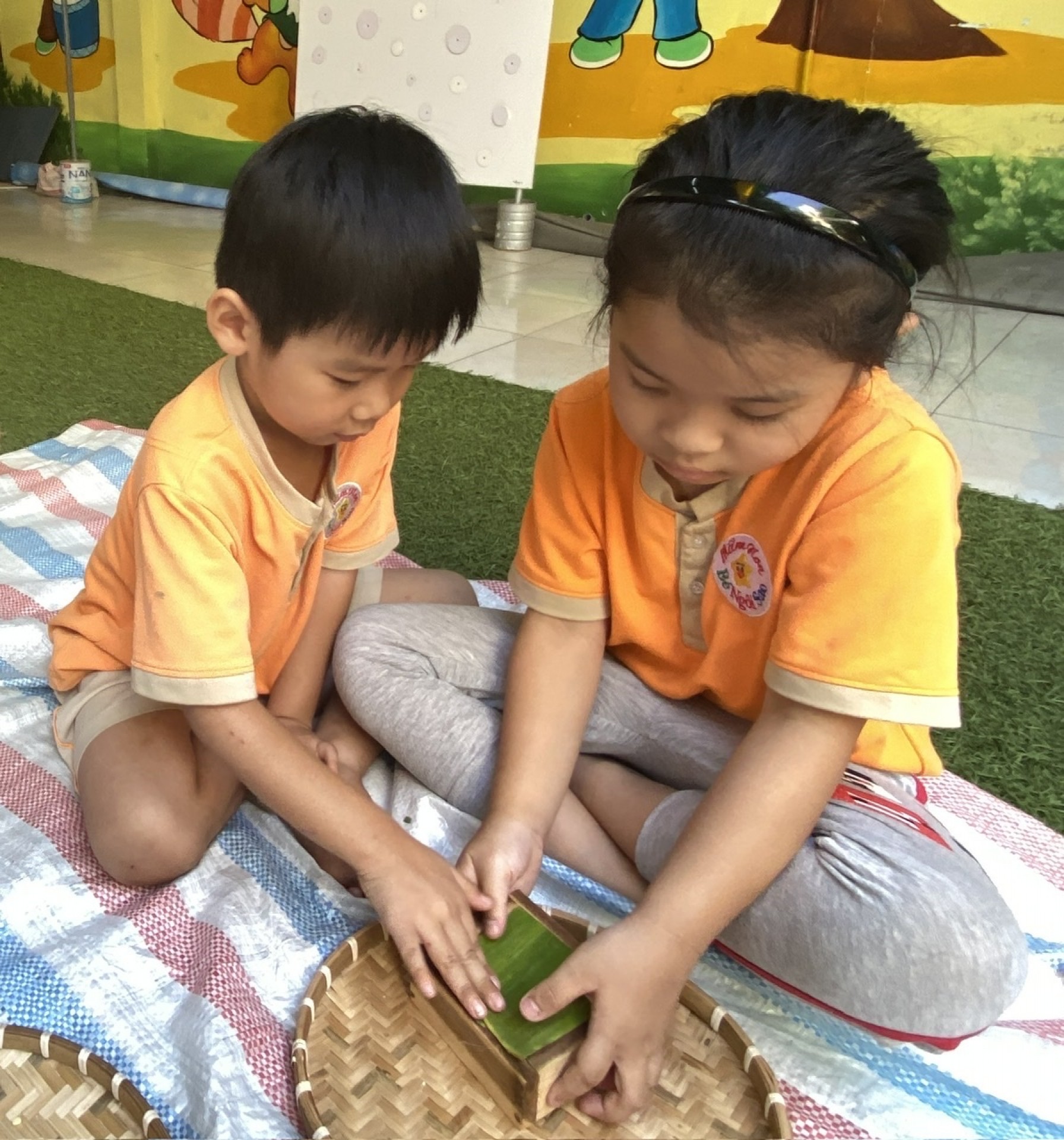 BÉ GÓI BÁNH CHƯNG TẾT 2024