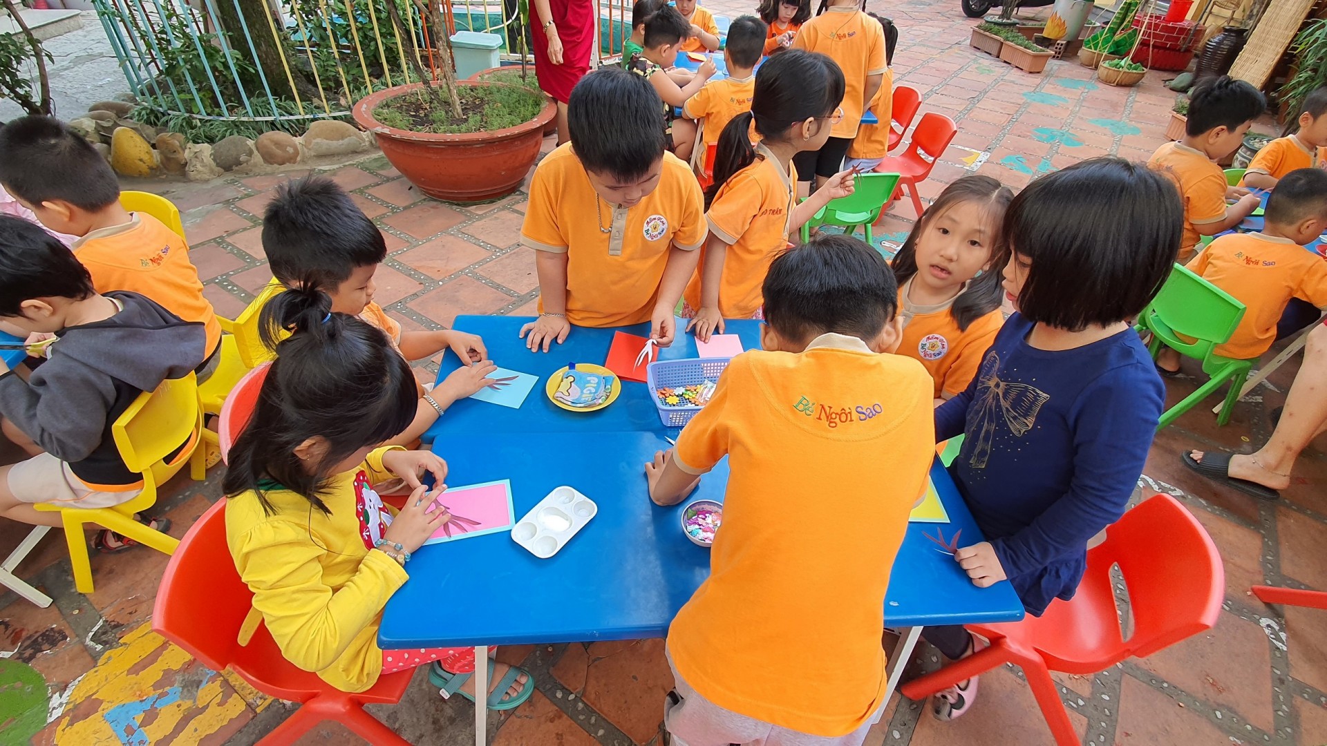 BÉ TRANG TRÍ TẾT 2021