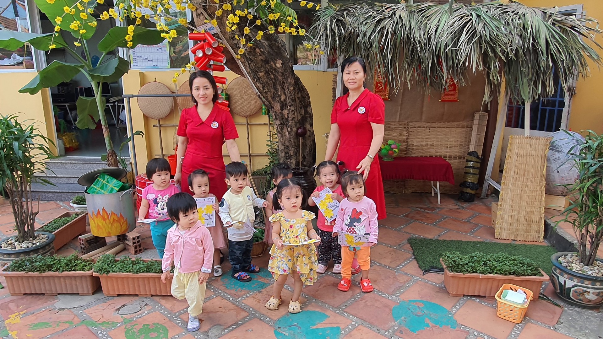 BÉ TRANG TRÍ TẾT 2021