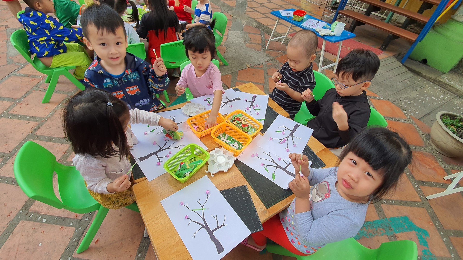 BÉ TRANG TRÍ TẾT 2021