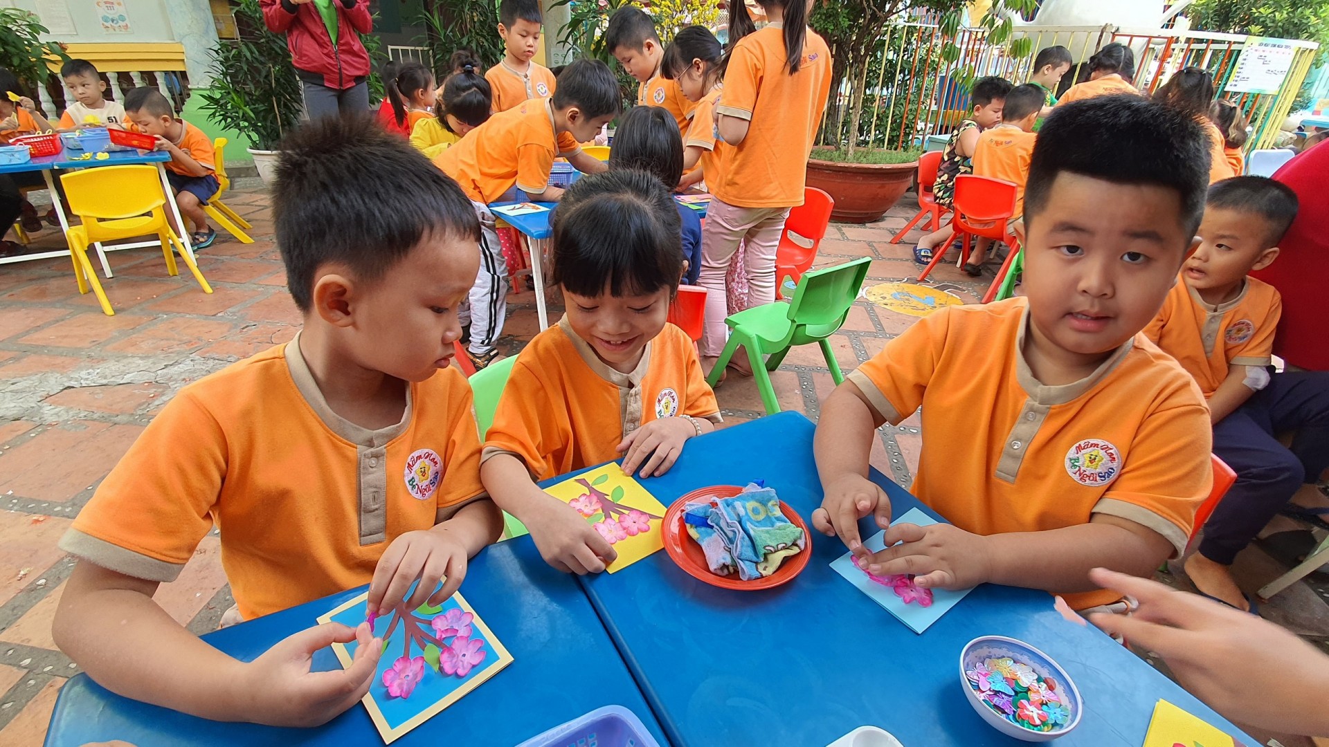 BÉ TRANG TRÍ TẾT 2021