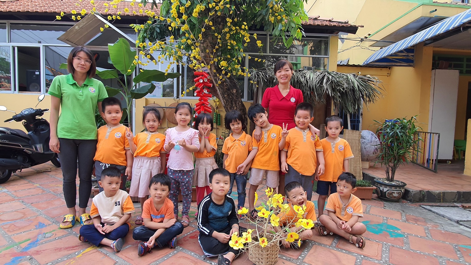 BÉ TRANG TRÍ TẾT 2021