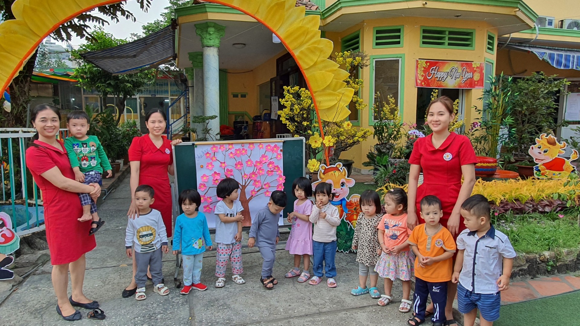 BÉ TRANG TRÍ TẾT 2021