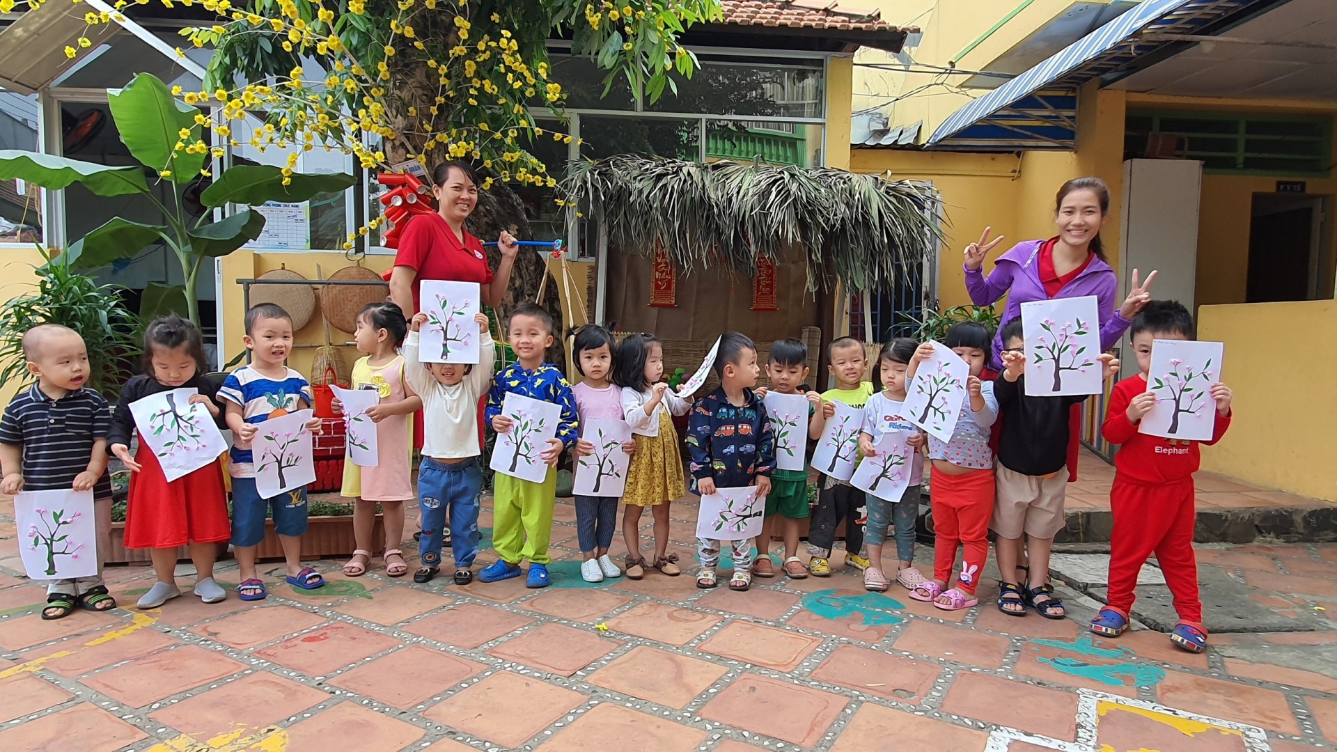 BÉ TRANG TRÍ TẾT 2021