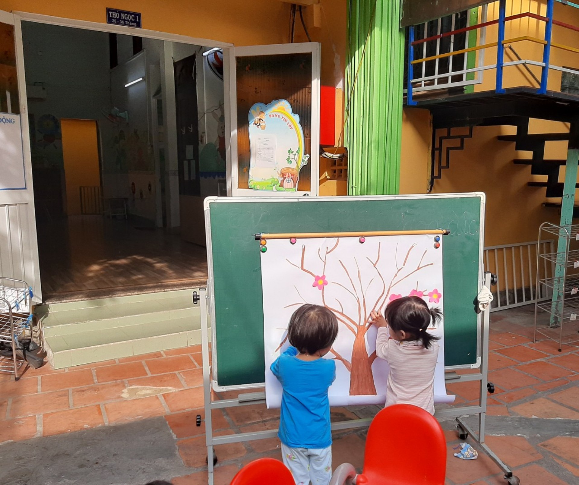 BÉ TRANG TRÍ TẾT 2021