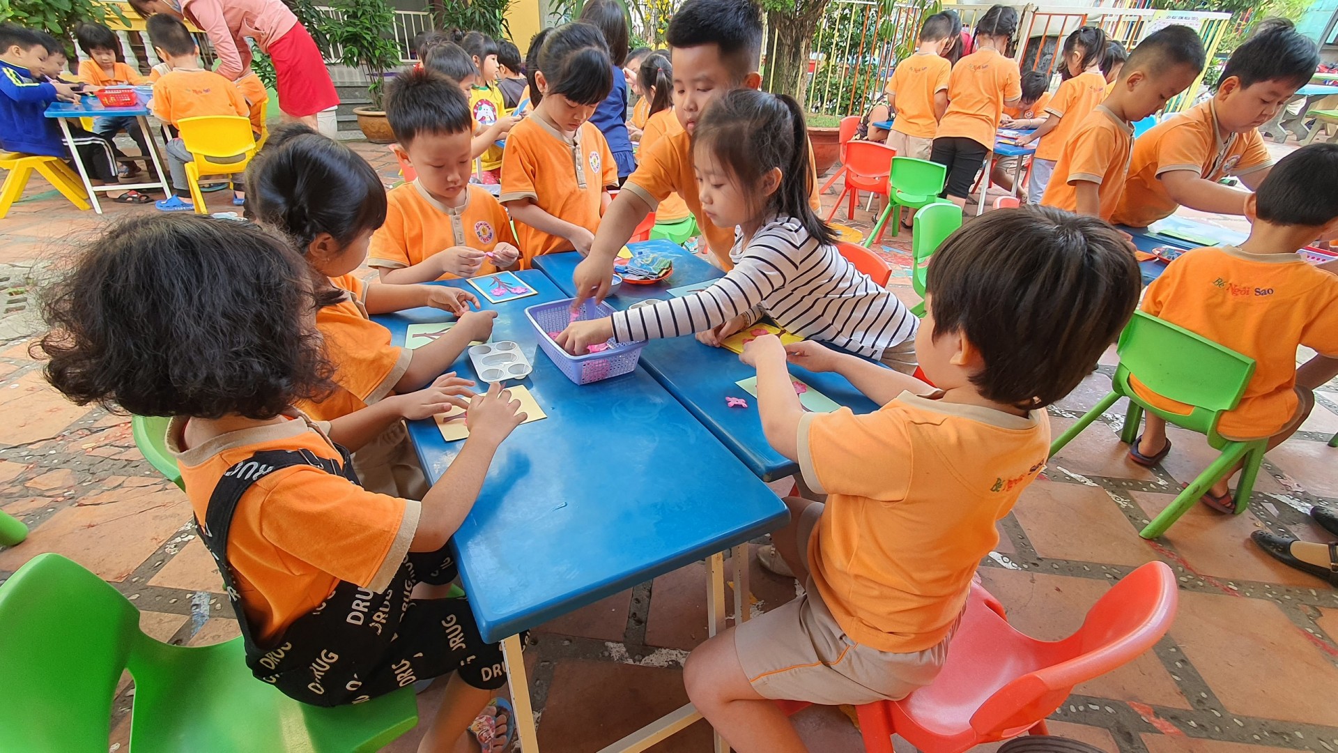 BÉ TRANG TRÍ TẾT 2021