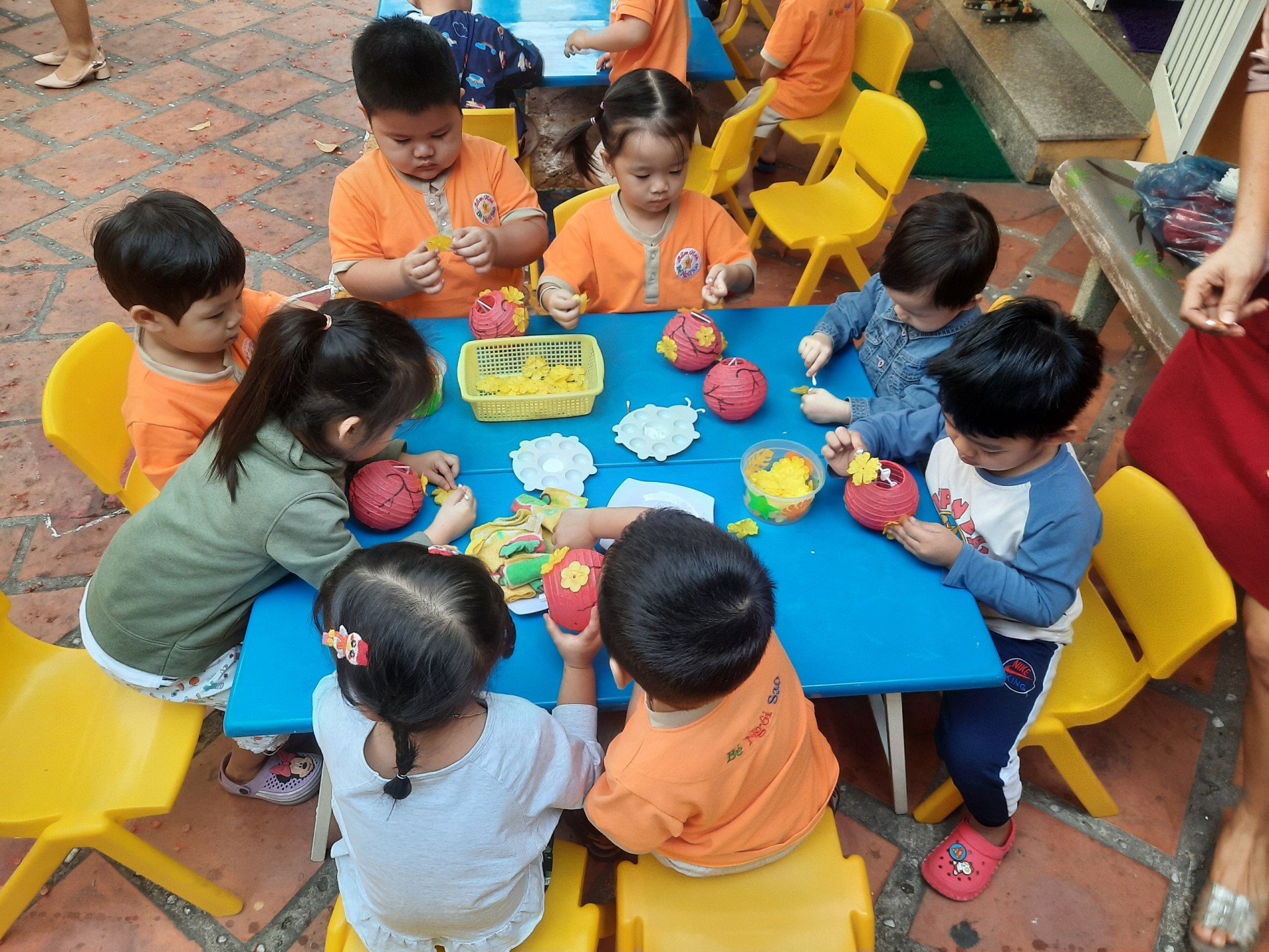 BÉ TRANG TRÍ TẾT 2021