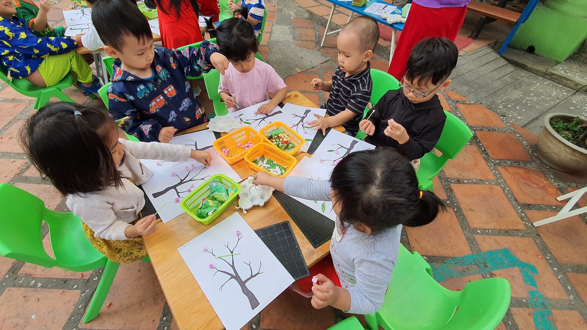 BÉ TRANG TRÍ TẾT 2021