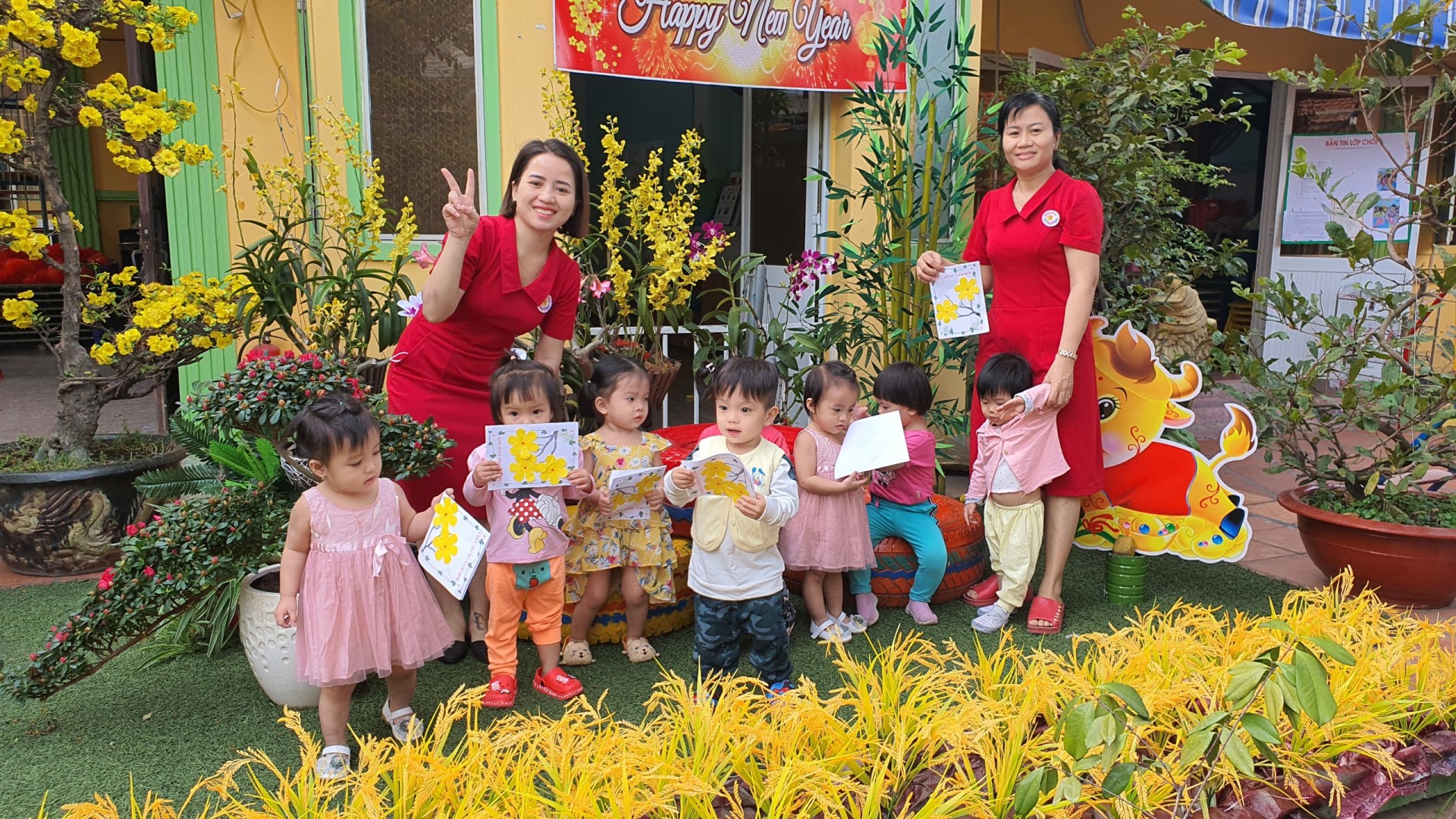 BÉ TRANG TRÍ TẾT 2021