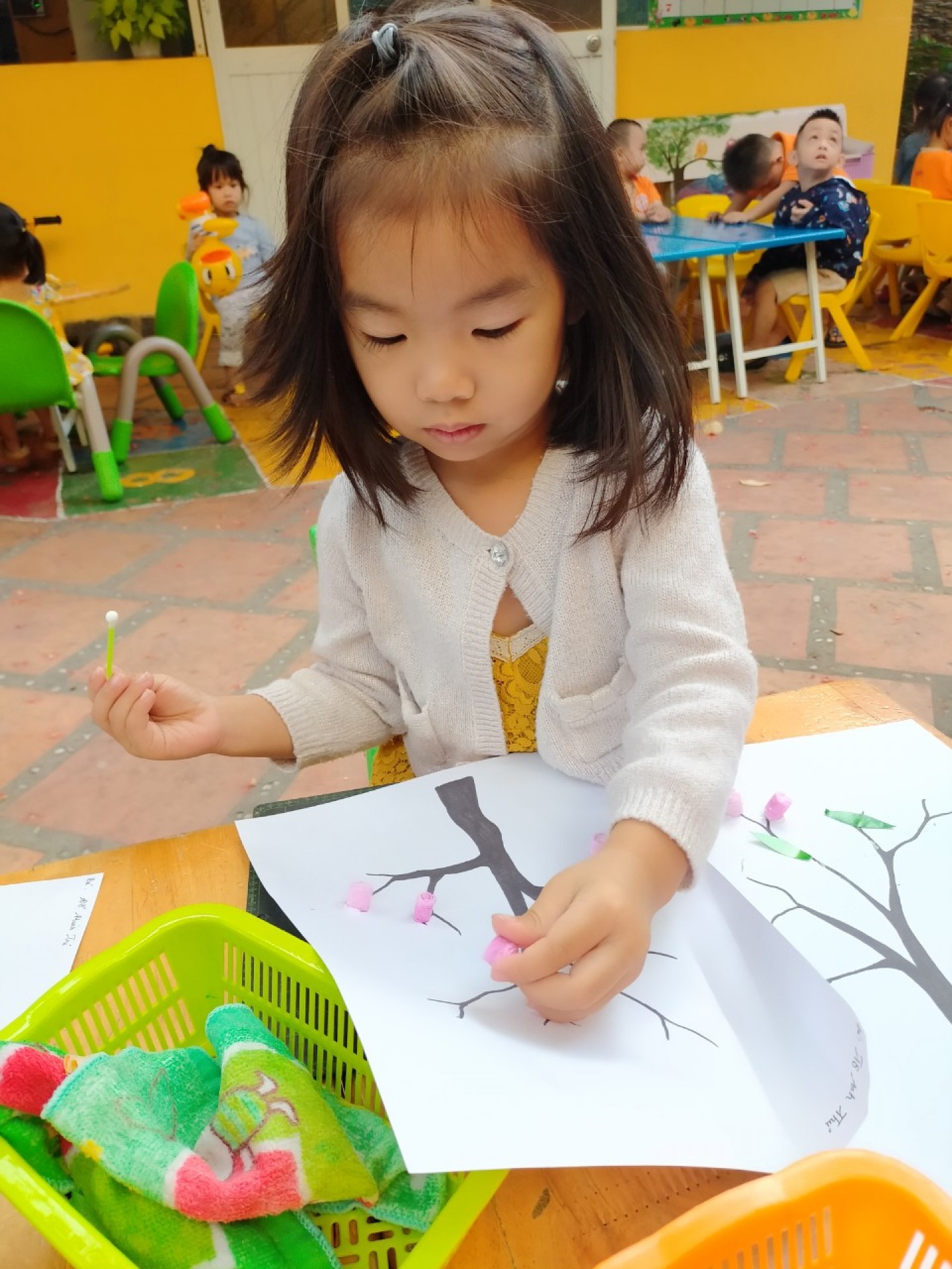 BÉ TRANG TRÍ TẾT 2021