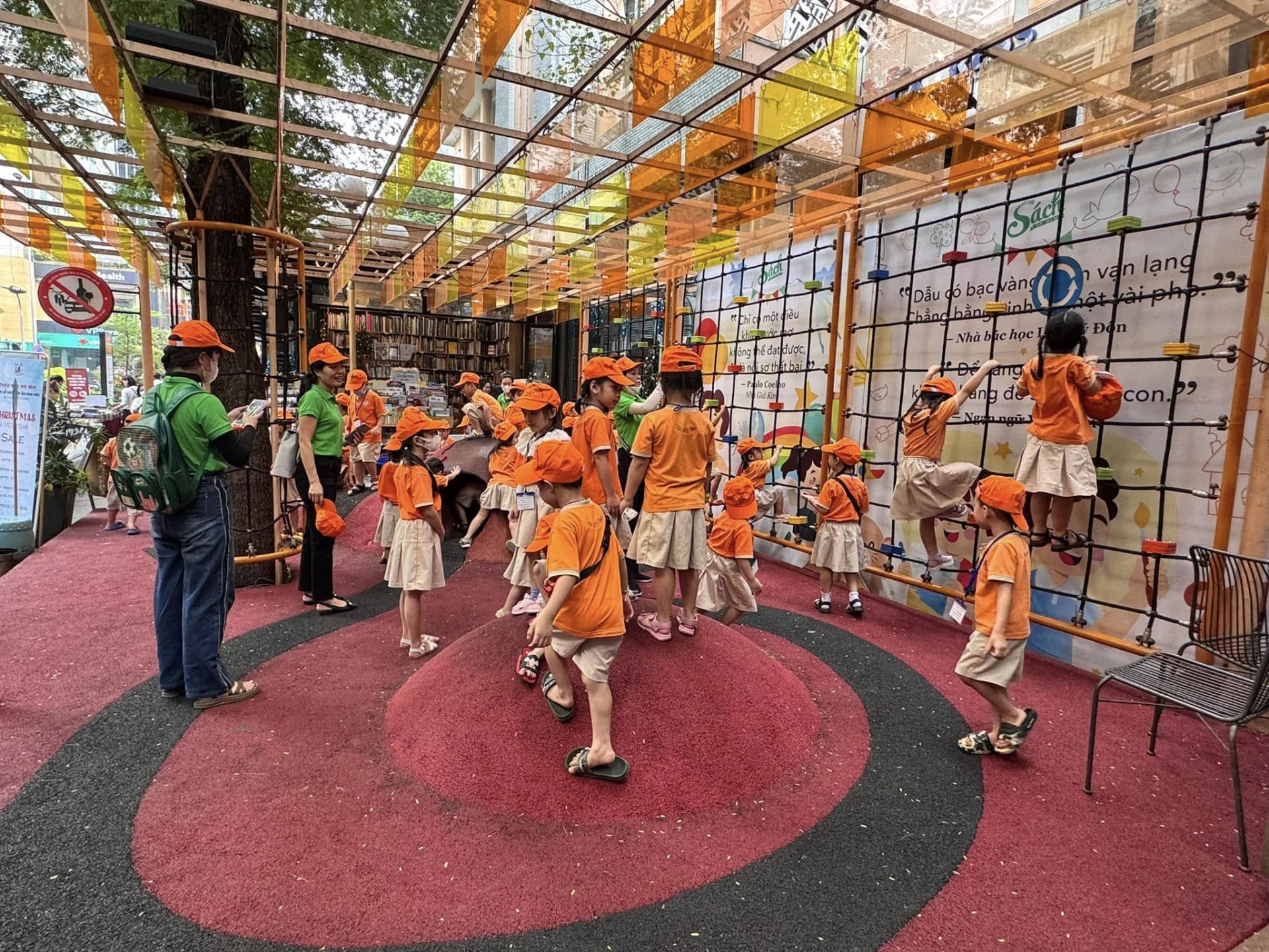 NGOẠI KHÓA 2023-2024 (Đường sách - Bưu điện thành phố - Snow town)