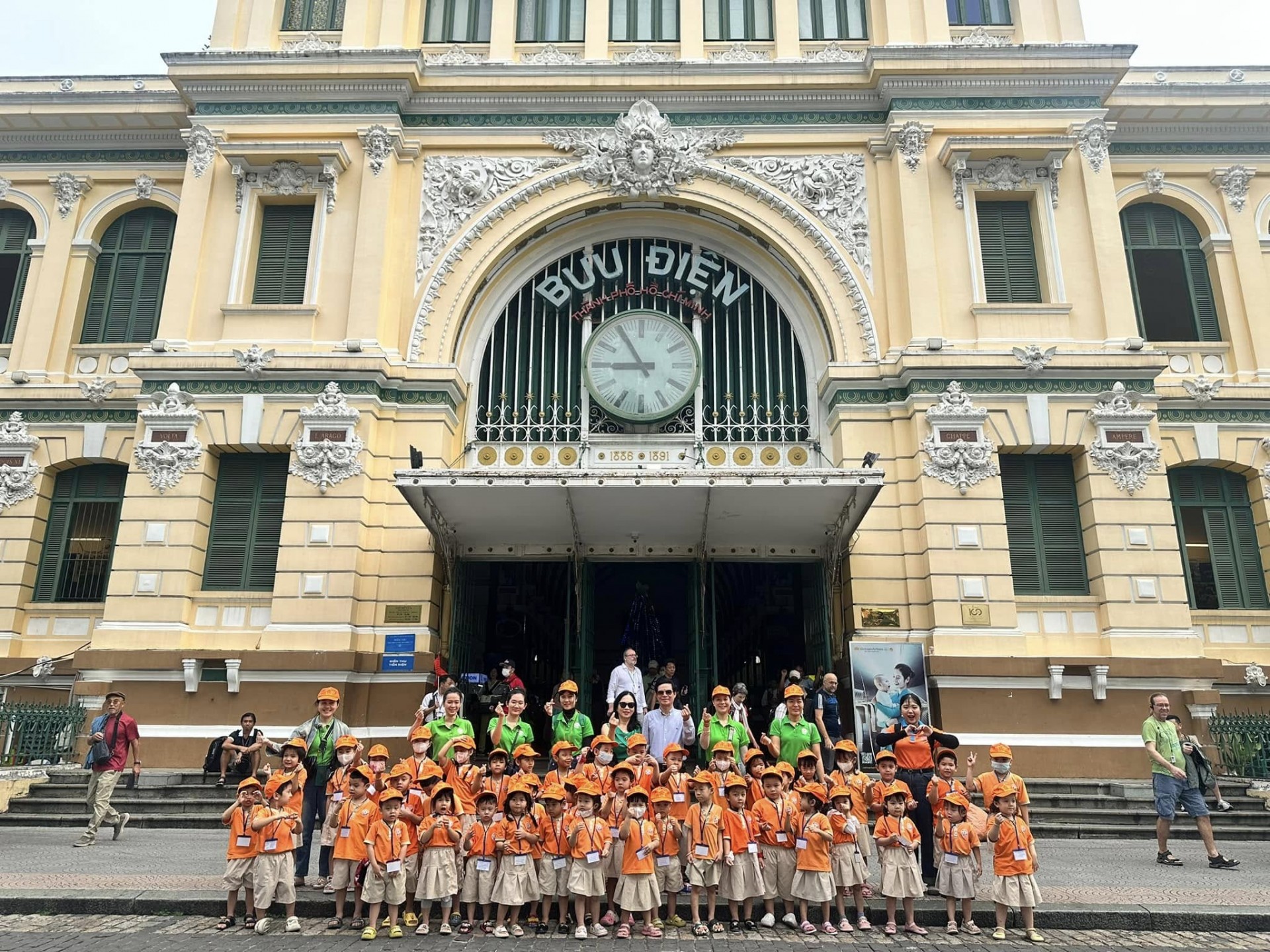 NGOẠI KHÓA 2023-2024 (Đường sách - Bưu điện thành phố - Snow town)