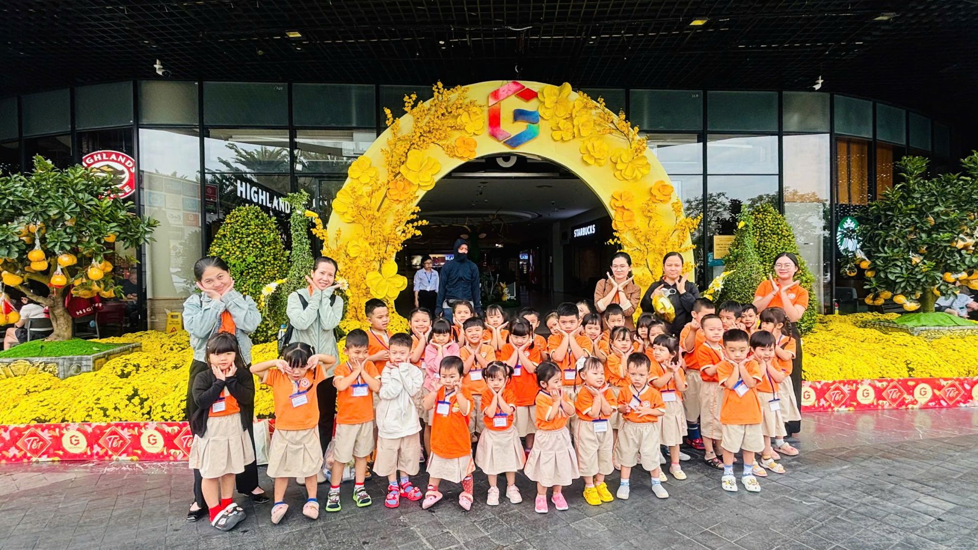 Bé Ngôi Sao Dã Ngoại Khám Phá KVC Tini World